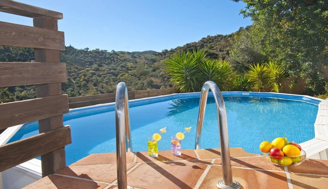 Romantic and completeley private hideaway for 2 with pool and incredible views.