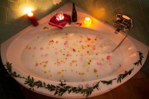 romantic house for 2 people with jacuzzi