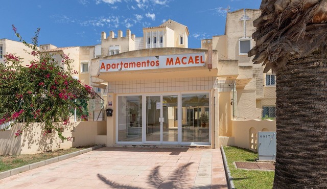 Roquetas Beachside Getaway