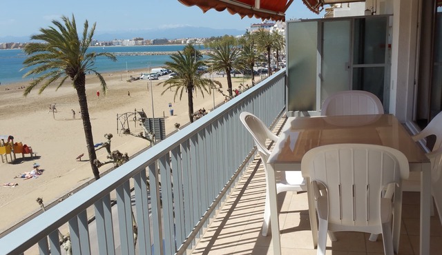 ROSES: Super Apartment on the FIRST LINE OF THE SEA for 6–8 PEOPLE in the CITY CENTER in ROSAS