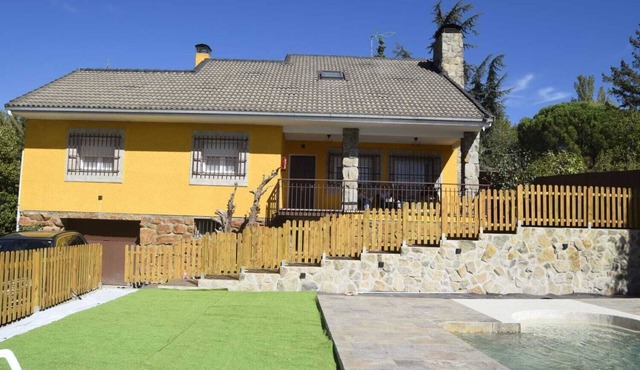 Rural house with heated swimming pool. Routes on foot and on horseback. Pets are allowed.