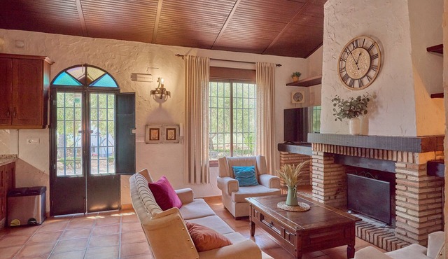 Rural House La Alcaidía with Pool, Barbecue, Mountain Views & Wi-Fi in Natural Park