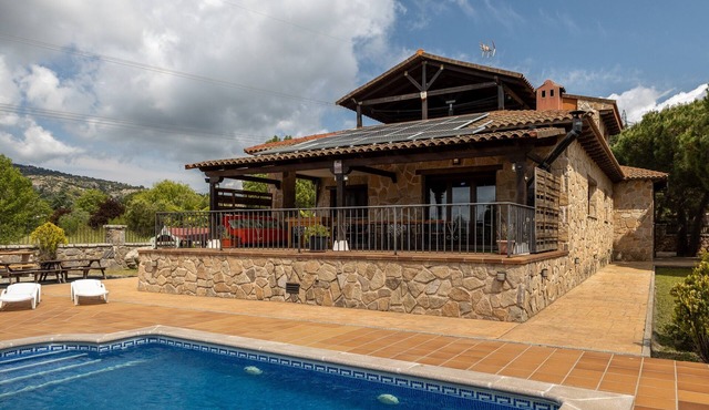 Rural House Sierra Norte Madrid with Private Pool and Mountain Views