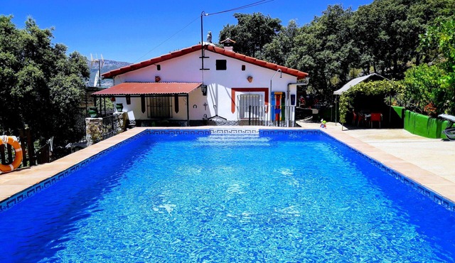 Rural lodging with private pool. Beautiful views to the mountains (2-5 guests).