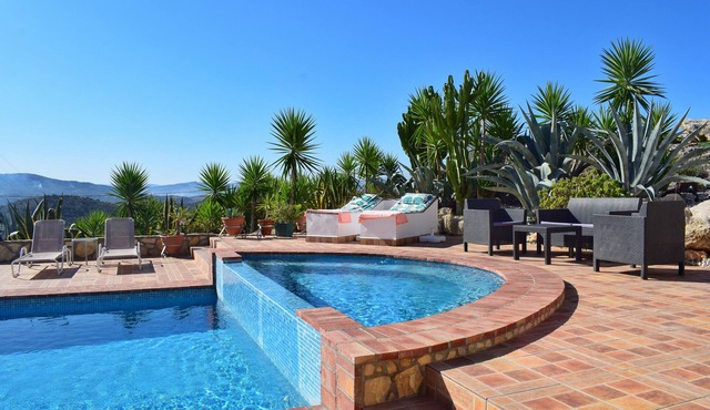 SAFE & SECURE CASA DALI PRIVATE POOL & PATIO AREA.n90 night minimum booking