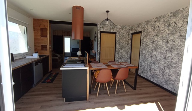 Seaside accommodation, 300 m walk from the beach with private parking in Créances