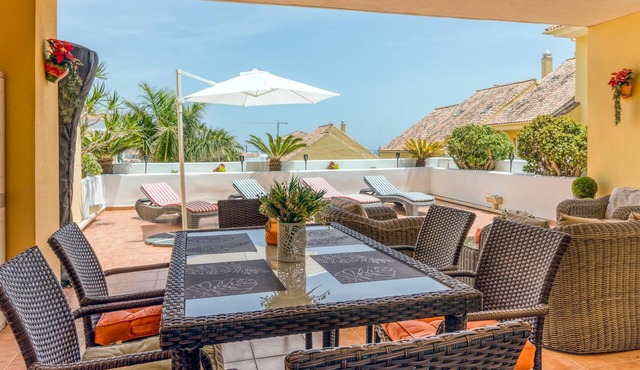Spacious 3-bedroom apartment, 2 pools, AC, Wifi, close to port and beaches in Estepona