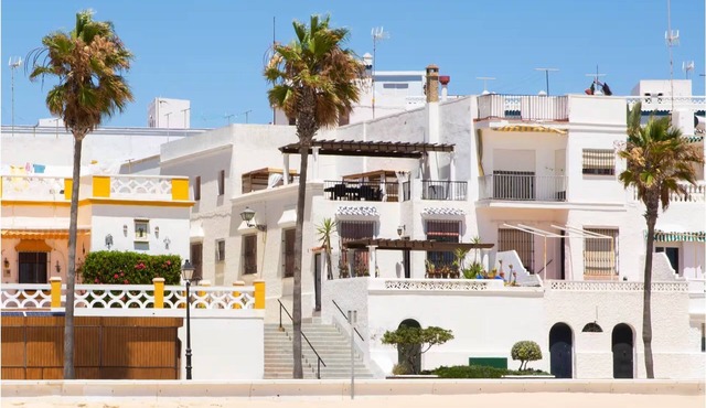 Spacious 6BR Coastal Retreat - Ideal for Groups - House