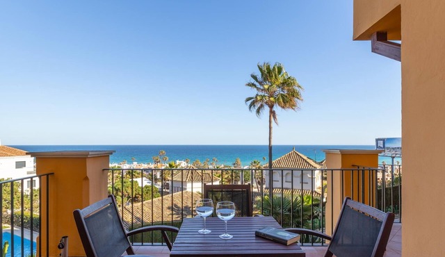 Spacious and bright apartment with parking and terrace next to the beach