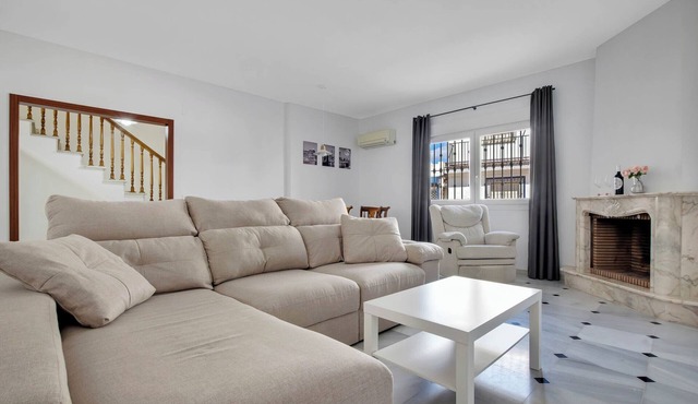 Spacious villa 5 min from the airport. Ideal for families and large groups