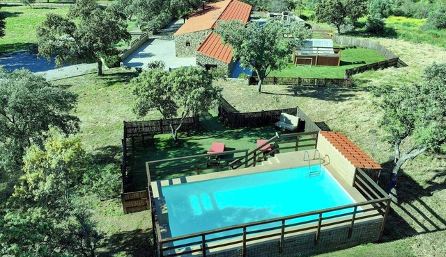 Stone house with pool near Llerena, Badajoz