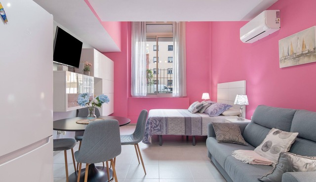 Studio 'Arena, Beachfront' with Wi-Fi and Air Conditioning