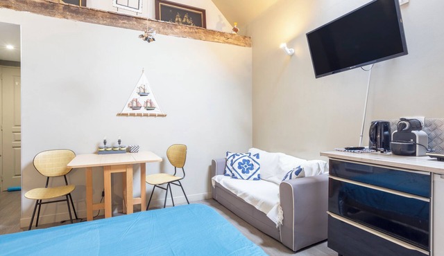 Studio "L'Eclose Ty Du" with Private Terrace, Shared Garden, and Wi-Fi in Guilvinec