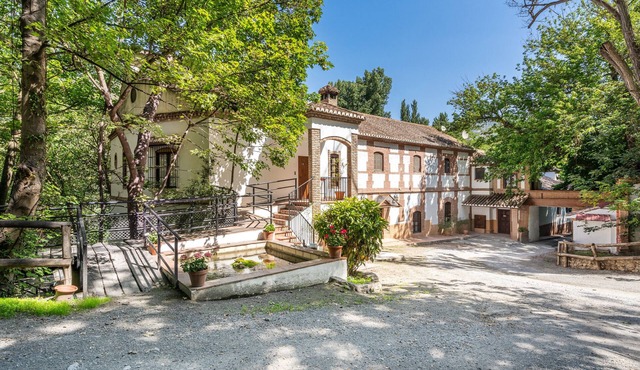 Studio 'Loft' with Lake View, Shared Pool, Shared Garden & Wi-Fi