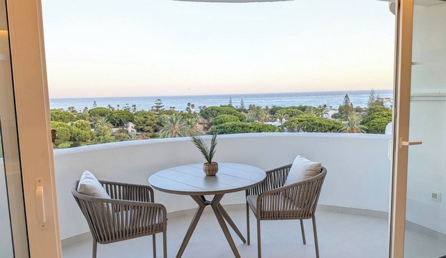 Studio Rosé · South-facing terrace with ocean views – Marbella