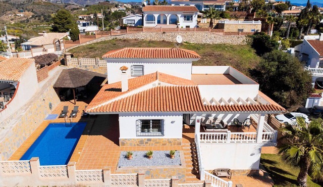Stunning private villa for 7 people with A/C, private pool, WIFI, TV and terrace