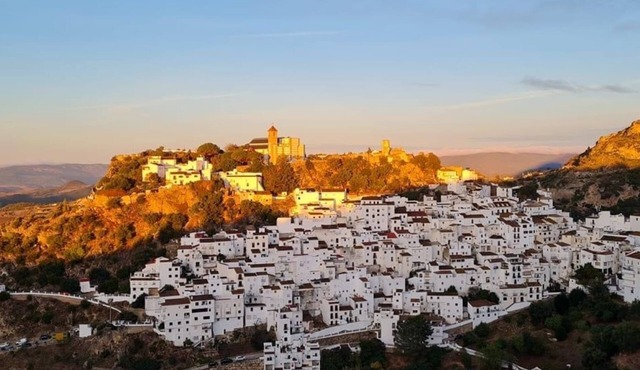 Stylish Casares, 3 bedrooms large patio, terrace & communal pool
