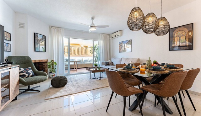 Stylish Seaview Townhouse: 3BR, Pool, 4 Terraces REF030