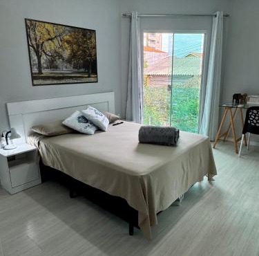 Suíte Conforto com AR, TV e sacada em Florianópolis in Florianópolis