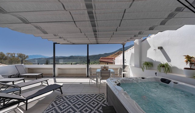 Suite Banderas Spa—Doble Jacuzzi y Bañera de Hidromasaje