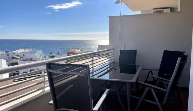 Sunny 2-bedroom apartment with sea view