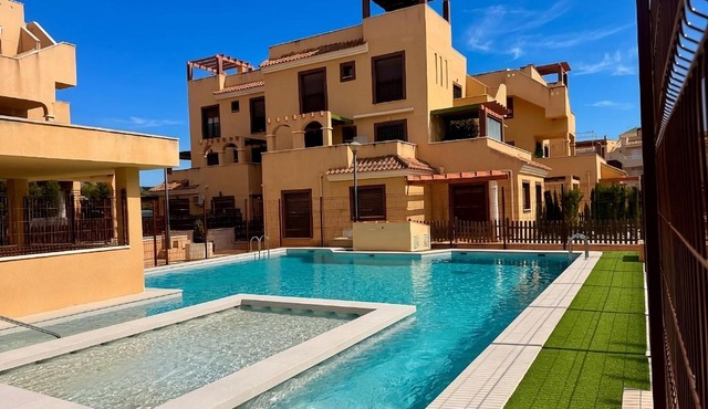 Terraza con Solarium y Piscina- By Aloha Palma
