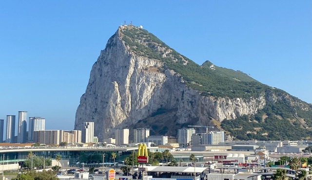 THE ROCK VIEWS APARTMENTS 1 1 min walk from the border with Gibraltar