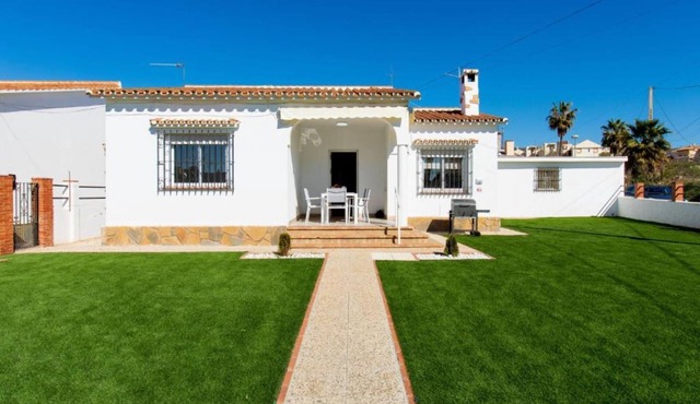 THE HOUSE OF YOUR DREAMS: Beach, tennis, playground, l. garden, all within sight