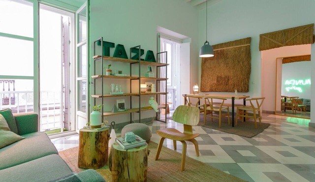 The QUEEN's Designer Apartment by Cadiz4Rentals