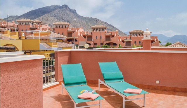 This cozy vacation terraced house with terrace is located only 650 meters from the pebble beach and