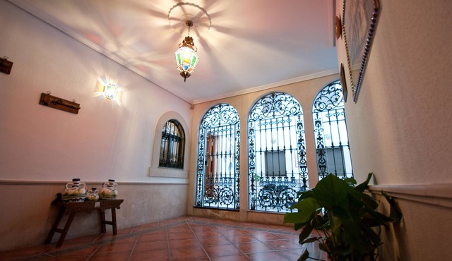 Tourist House Plaza de la Magdalena. Historic helmet. Independent house. Playground