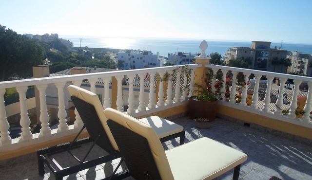 Town house with shared pool and stunning roof terrace, close to the beach
