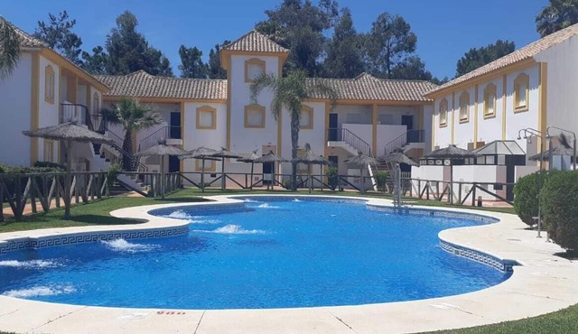 Townhouse with terrace and pool 15 min from the beach.