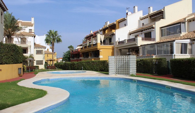 Twin Coast Retreat – Sun, Golf, Beach