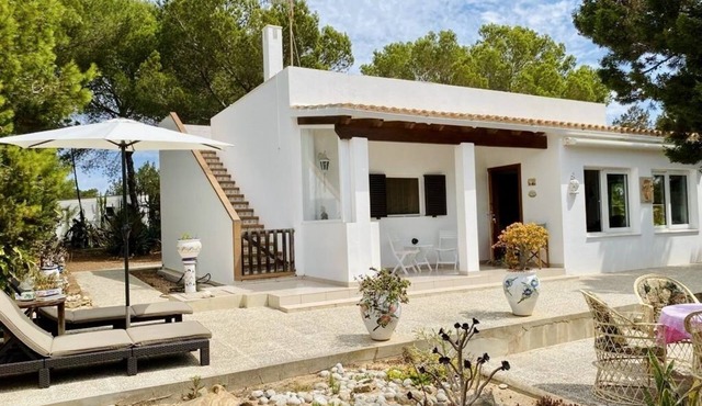 Vacation home with sea views and large plot directly on Playa Migjorn in Platja de Migjorn