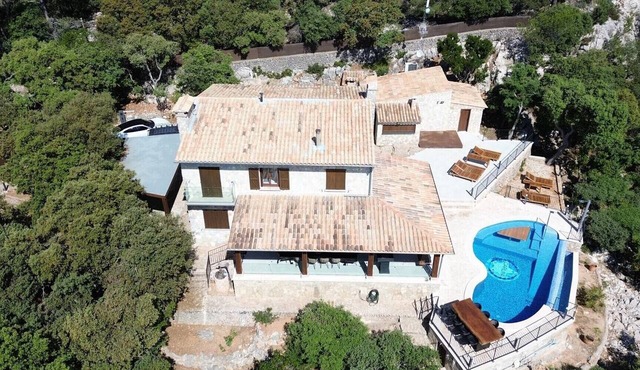 Villa 'Carlini' with Sea View, Wi-Fi and Air Conditioning in Son Serralta