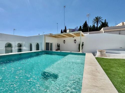 Villa con piscina privada salada, solárium y 3 dormitorios