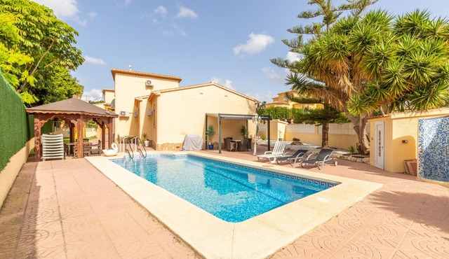 Villa 'Costeres' with Private Pool, Wi-Fi and Air Conditioning in Calp