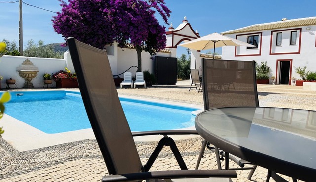 Villa Domínguez - Typical Andalusian farmhouse (Wi-Fi,BBQ, swimmingpool,relax)