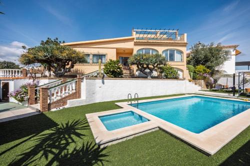 Villa Garden with Pool, Billiard, BBQ & Fireplace