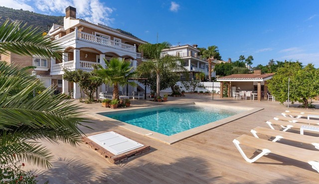 'Villa Isabella' with Mountain Views, Wi-Fi and Air Conditioning
