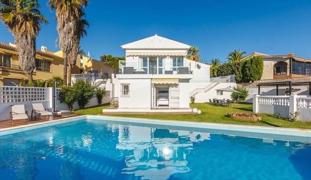 Villa Lucía with pool and sea view