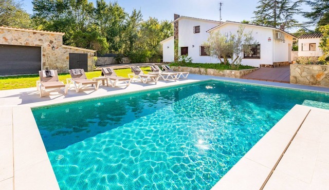 Villa Mediterranea - Six Bedroom Villa, Sleeps 12 in Vora-sitges