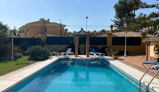 Villa mit Pool, 700 m vom Strand Entfernt