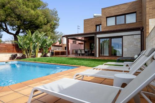 Villa Preciosa con picina cerca de la playa in Cubelles