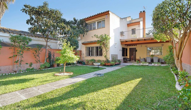 Villa 'Valdelagrana' with Shared Pool, Wi-Fi and Air Conditioning