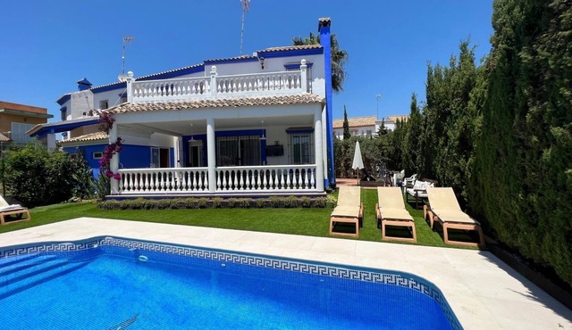 Villa with private swimming pool, parking and BBQ area 100 meters from the beach