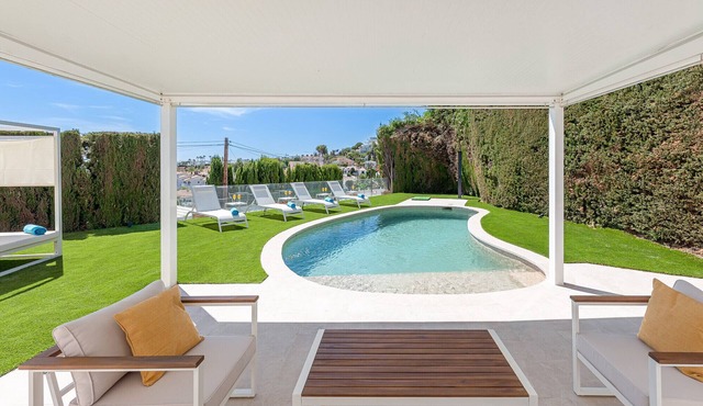 Villa with swimming pool jacuzzi and beautiful views