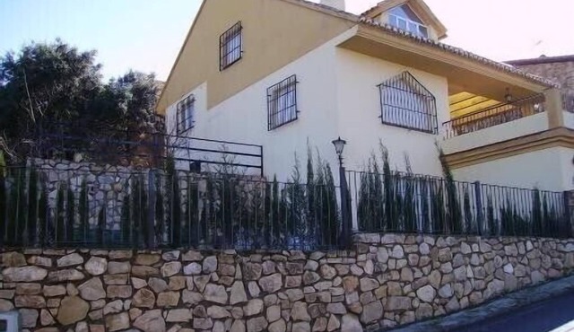 Villa with swimming pool near the wonderful city of alhambra, granada
