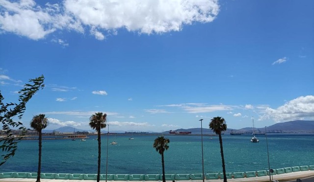 Vistas a 3 Países y 2 Continentes - 1ª Linea de Playa - 5 min Gibraltar - E-Scooter Gratis